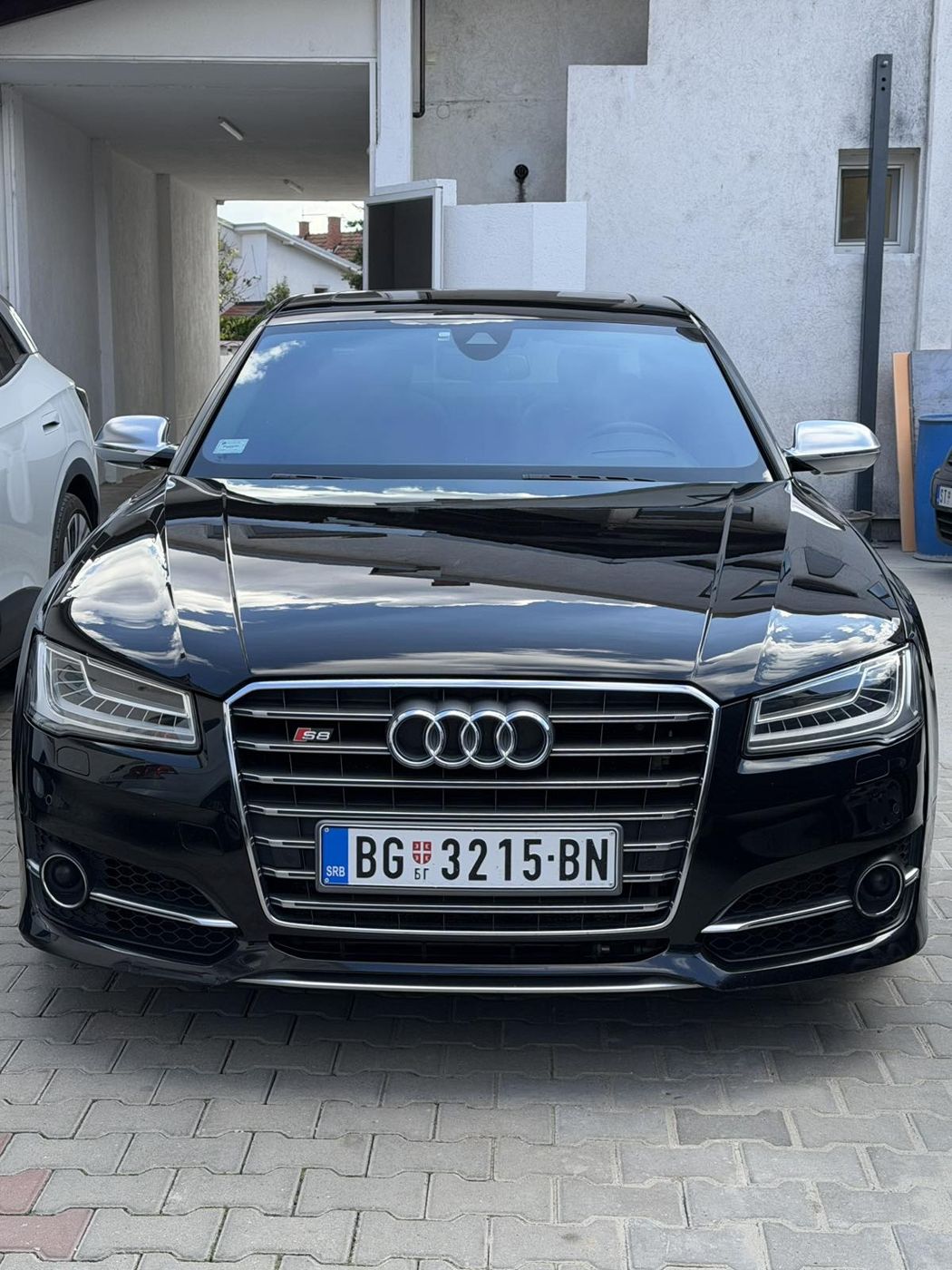 Audi S8 spreda sa kameleon folijom na vetrobranskom staklu