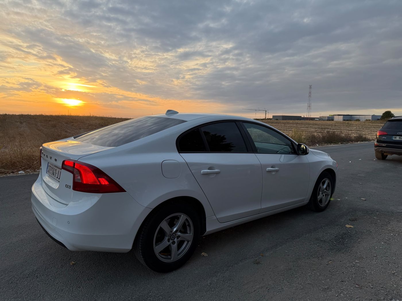 Beli Volvo S60 sa zadnjim staklima zatamnjenim 95%