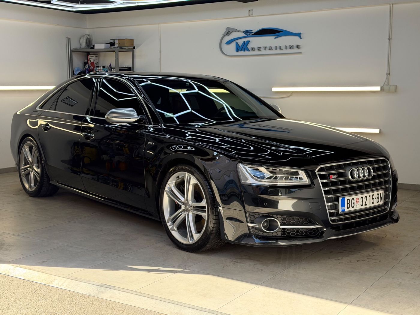 Crni Audi S8 sa zadnjim staklima zatamnjenim 95% i kameleon šoferšajbnom