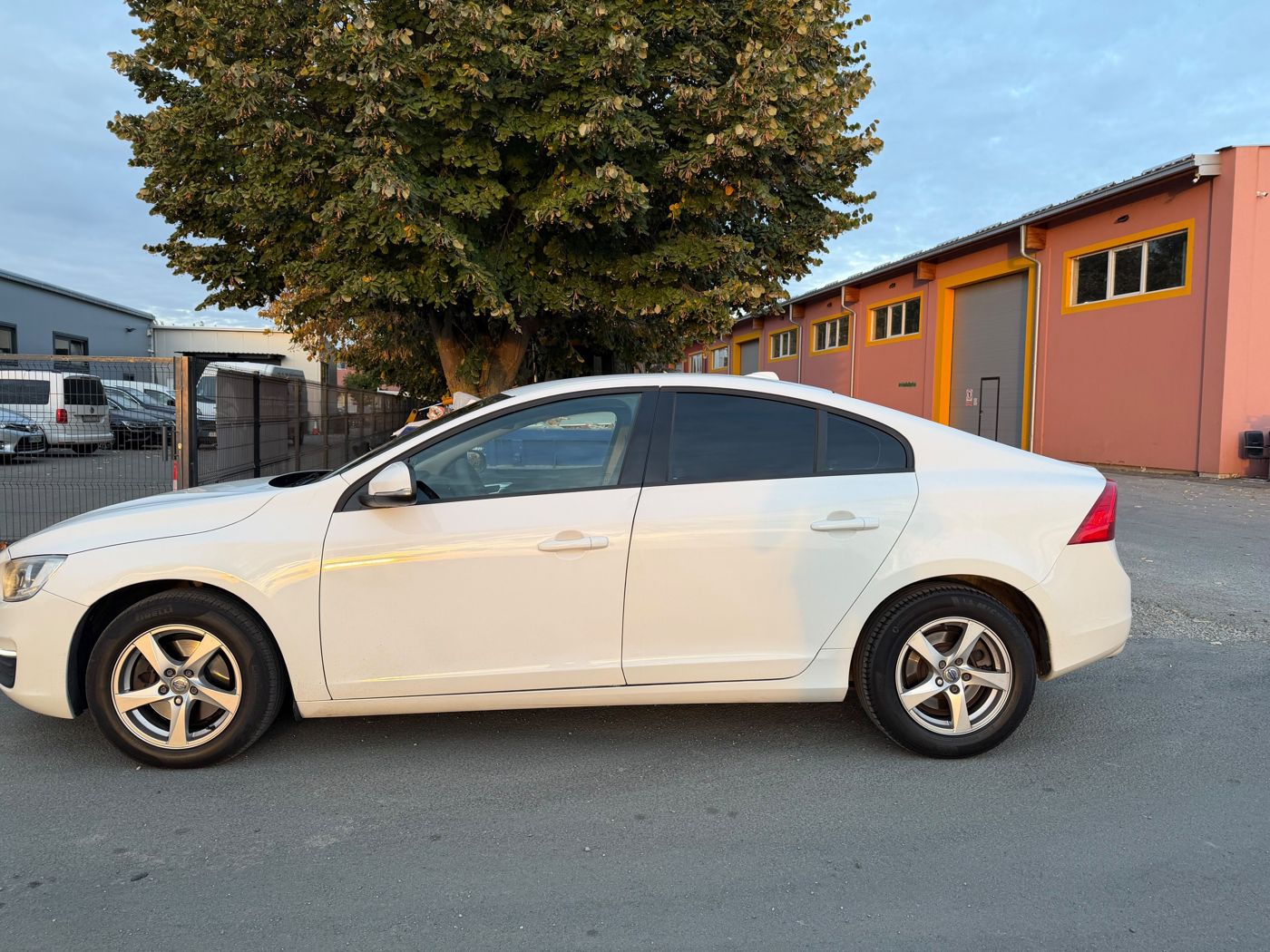 Volvo S60 sa strane, zadnja stakla 95%